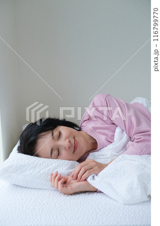 昼寝で心と体を整えるミドル女性 116799770