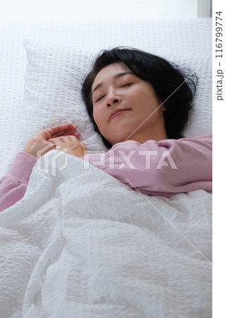 昼寝で心と体を整えるミドル女性 116799774