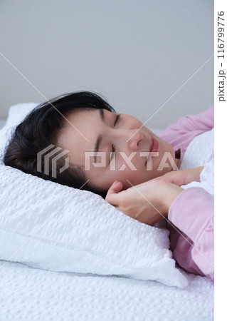 昼寝で心と体を整えるミドル女性 116799776