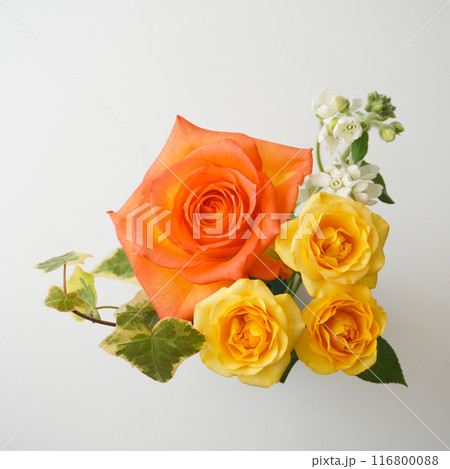 黄色とオレンジの花束 116800088