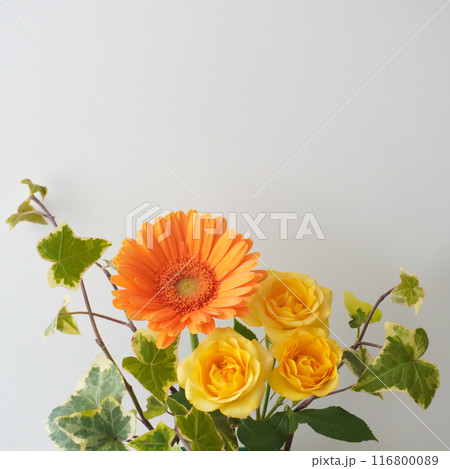 黄色とオレンジ色の花束 116800089