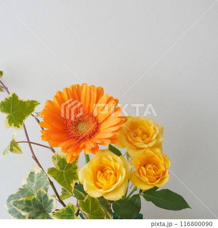 黄色とオレンジ色の花束 黄色とオレンジ色の花束 116800090