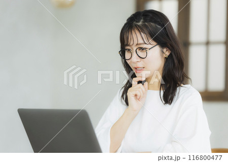 オフィスカジュアルの若い女性 116800477