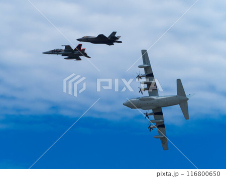 編隊飛行をして空中給油する戦闘機 116800650