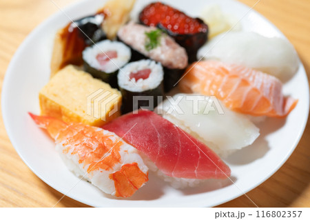 白いお皿に載ったお寿司 白いお皿に載ったお寿司 116802357
