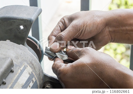 The milling tool regrind process by manual operation. 116802661