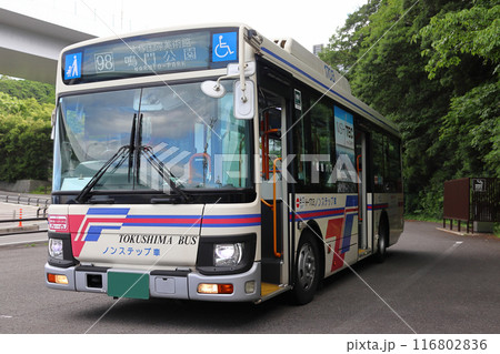 鳴門公園停留所に停車する徳島バス（98系統：JR鳴門駅行） 116802836