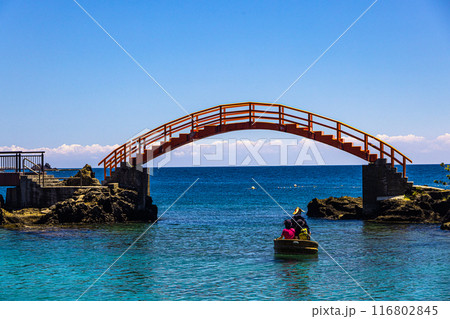 【新潟県_佐渡_矢島･経島】美しい景観を楽しみながら、たらい舟体験 116802845