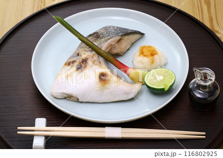 ぶりかまの塩焼き 116802925