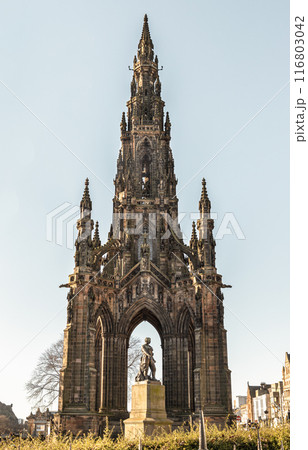 The statue of Explorer David Livingstone in front of The Scott Monument. 116803042