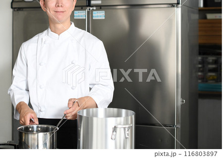 厨房で料理を作る若いアジア人の男性調理師 116803897