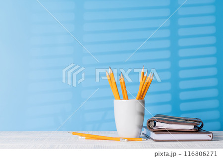 Pencils and notepads on an office desk 116806271