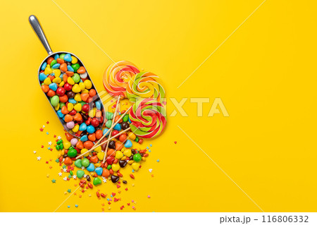 Various colorful candies, lollipops, and macaroons 116806332