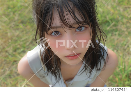 上目遣いで見てくる女の子 116807434