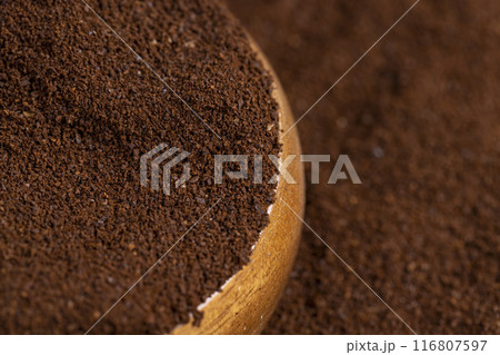 natural ground and roasted coffee for making a drink 116807597