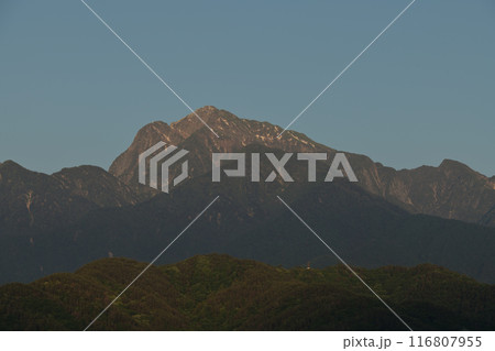 北杜市長坂町から見る、朝日が照らす南アルプス甲斐駒ケ岳 116807955