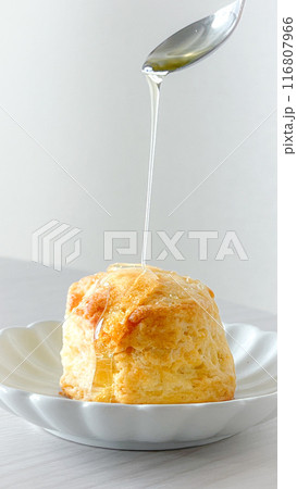 美味しそうなパンケーキにメープルシロップがかかるクローズアップ朝食写真 美味しそうなパンケーキにメープルシロップがかかるクローズアップ朝食写真 116807966