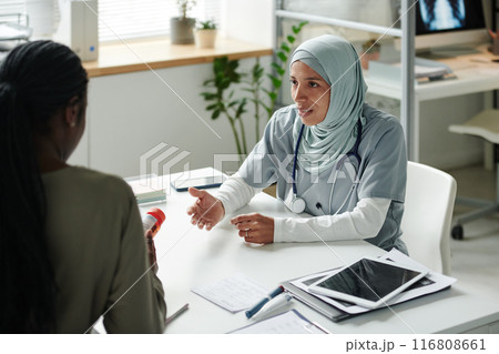 Consulting patient with bottle of pills Consulting patient with bottle of pills 116808661
