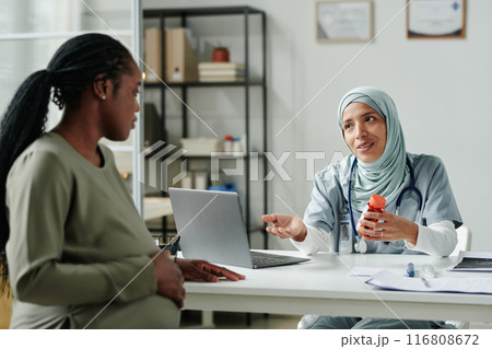 Doctor recommending pills or vitamins 116808672