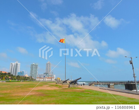 国旗と大砲のある風景（スリランカ・コロンボ） 116808961