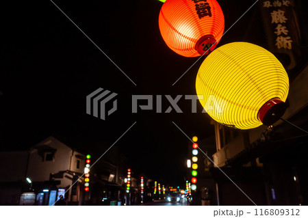 夏祭りの提灯 夜の川越一番街　a-1 116809312