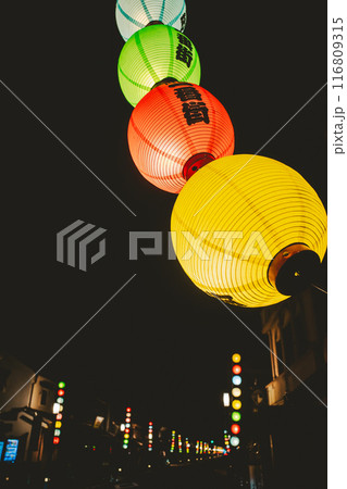 夏祭りの提灯 夜の川越一番街　b-2 フィルム調 116809315