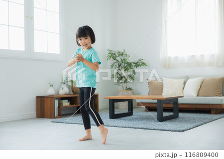 リビングでストレッチをする子供 リビングでストレッチをする子供 116809400
