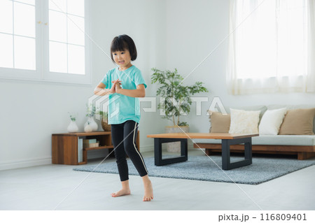 リビングでストレッチをする子供 116809401