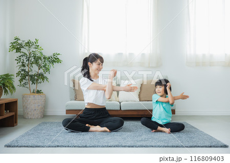 リビングでストレッチをする子供 リビングでストレッチをする子供 116809403