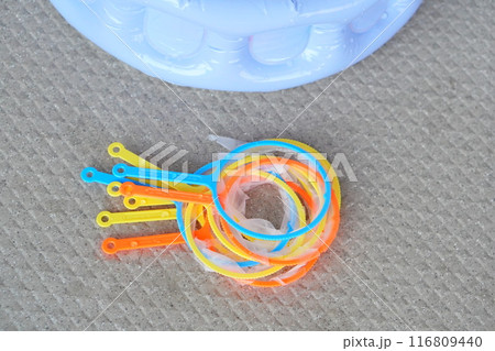 自宅でスーパーボールすくいを楽しんだ。遊び終わって破れたポイの束。 自宅でスーパーボールすくいを楽しんだ。遊び終わって破れたポイの束。 116809440