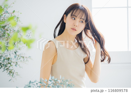 若い女性のヘアケアイメージ 116809578