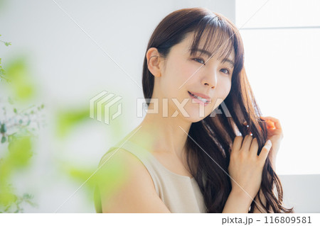 若い女性のヘアケアイメージ 若い女性のヘアケアイメージ 116809581