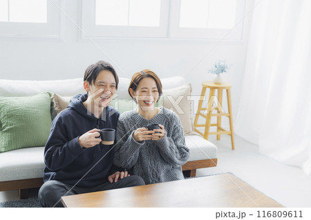 お茶を飲む夫婦  116809611
