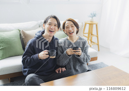 お茶を飲む夫婦  116809612