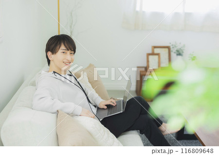 リビングでくつろぐ若い男性 リビングでくつろぐ若い男性 116809648