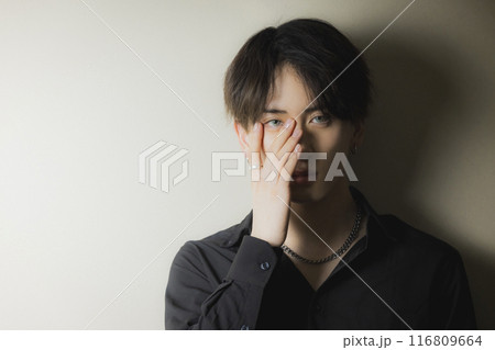 黒いスーツの男性 116809664