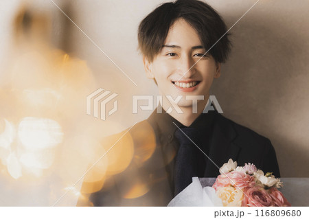 黒いスーツの男性　 116809680