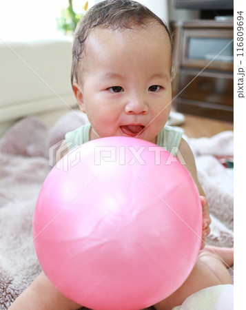 おすわりで遊ぶ赤ちゃん おすわりで遊ぶ赤ちゃん 116809694