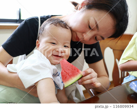 スイカを食べる親子 116809934