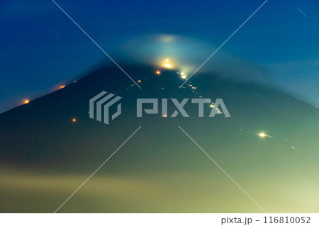 夜の忍野村から見る富士山の登山道の灯り 夜の忍野村から見る富士山の登山道の灯り 116810052