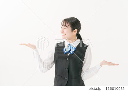 お勧めポーズをする制服姿の女性 お勧めポーズをする制服姿の女性 116810083