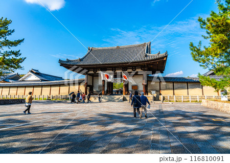 【奈良県】綺麗な青空が広がる法隆寺の南大門 116810091