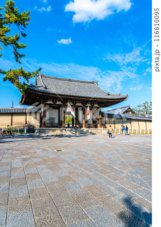 【奈良県】綺麗な青空が広がる法隆寺の南大門 【奈良県】綺麗な青空が広がる法隆寺の南大門 116810095