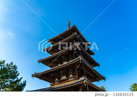 【奈良県】綺麗な青空が広がる法隆寺の五重塔 116810115