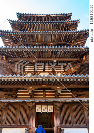 【奈良県】真下から見上げる法隆寺の五重塔 116810119