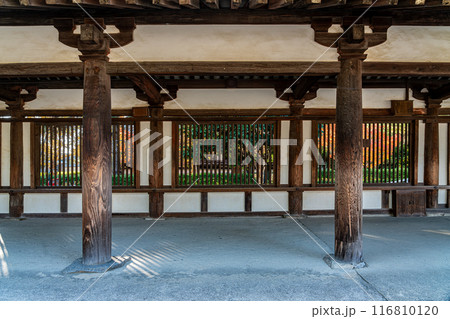 【奈良県】歴史の深さを感じる法隆寺の回廊 116810120