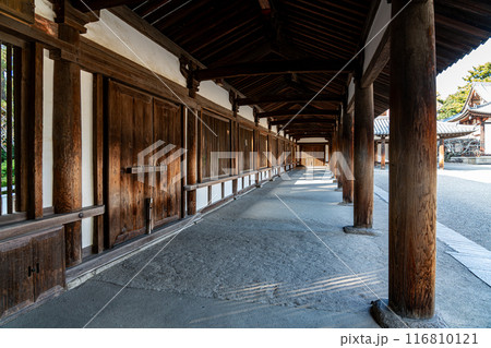 【奈良県】歴史の深さを感じる法隆寺の回廊 116810121
