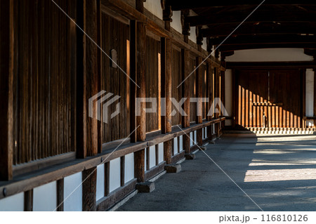 【奈良県】歴史の深さを感じる法隆寺の回廊 116810126