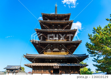 【奈良県】綺麗な青空が広がる法隆寺の五重塔 116810129