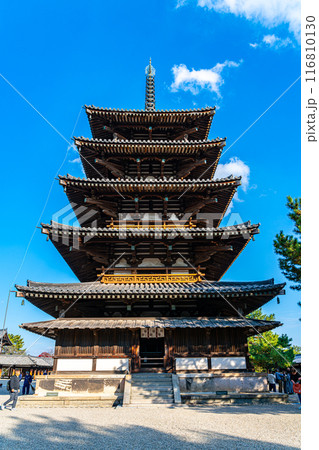 【奈良県】綺麗な青空が広がる法隆寺の五重塔 【奈良県】綺麗な青空が広がる法隆寺の五重塔 116810130